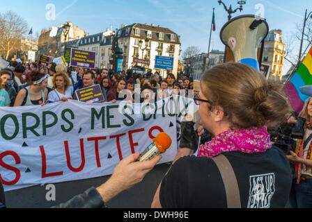 Paris, Frankreich. 8. März, .große Menschenmenge, französische Feministische Gruppen, darunter der 8. März und Act Up Paris, Trans-Aktivistin protestiert beim Internationalen Frauentag, Trans-Schreie-Slogans mit Megaphone on Street, Gleichstellungsfrauen, Frauenrechtstag Protest, Gleichstellungsfragen, Frauengleichstellung, feministische Demonstration Stockfoto