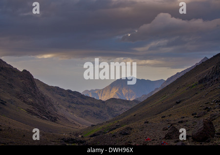 Zelten im Tal unterhalb der Refuge du Toubkal im hohen Atlas-Gebirge in den frühen Abendlicht Stockfoto