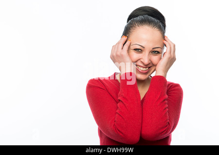 Porträt der schönen kaukasischen Frau roten Kleid und lächelnd Stockfoto