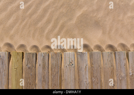 Kiefer-Holz-Deck verwitterte Textur ausführlich Strand Sand Muster Stockfoto