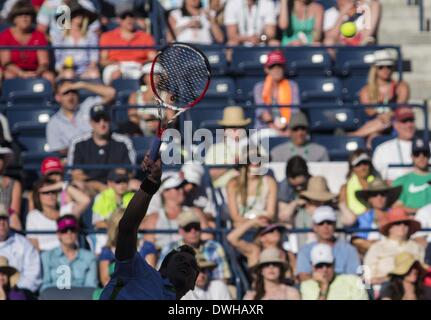 Los Angeles, Kalifornien, USA. 8. März 2014. Paul-Henri Mathieu, Frankreich, dient, während eine zweite-rund um match gegen Roger Federer, der Schweiz, bei der BNP Paribas Open Tennisturnier auf Samstag, 8. März 2014, in Indian Wells, California. Bildnachweis: Ringo Chiu/ZUMAPRESS.com/Alamy Live-Nachrichten Stockfoto