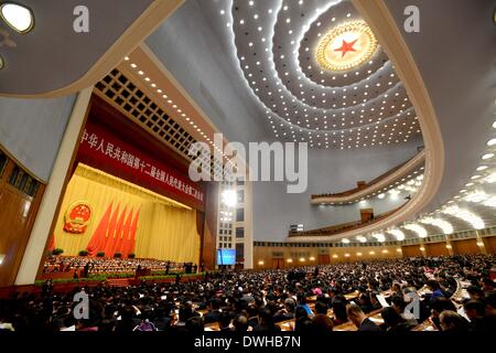 Peking, China. 9. März 2014. Die zweite Vollversammlung der zweiten Sitzung des Chinas 12. nationalen Volksarmee Kongress (NPC) ist in der großen Halle des Volkes in Peking, Hauptstadt von China, 9. März 2014 statt. Bildnachweis: Wang Jianhua/Xinhua/Alamy Live-Nachrichten Stockfoto