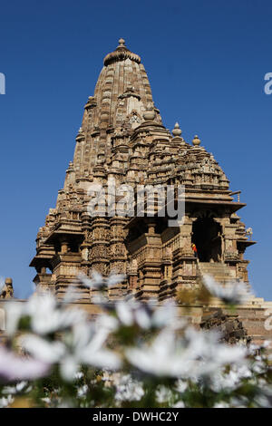 (140309)--MADHYA PRADESH, 9. März 2014 (Xinhua)--Foto am 8. März 2014 zeigt der Kandariya Tempel von Khajuraho Gruppe von Denkmälern in Madhya Pradesh in Indien. Khajuraho Gruppe Denkmäler oder die Tempel von Khajuraho in Madhya Pradesh in Indien, entstanden während der Chandella-Dynastie, die erreicht seinen Höhepunkt zwischen 950 und 1050. Nur etwa 20 Tempel bleiben; Sie lassen sich in drei verschiedene Gruppen und gehören zu zwei verschiedenen Religionen - Hinduismus und Jainism. Eine perfekte Balance zwischen Architektur und Skulptur. Die Tempel von Khajuraho sind mit einem Profu verziert. Stockfoto