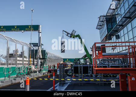 Melbourne, Victoria, Australien. 9. März 2014. 9. März 2014: Arbeiter Vorbereitung das Rennen verfolgen vor der 2014 Australian Formula One Grand Prix im Albert Park in Melbourne, Australien. Sydney Low/Cal Sport Media/Alamy Live-Nachrichten Stockfoto