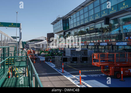 Melbourne, Victoria, Australien. 9. März 2014. 9. März 2014: Ein Blick auf die Boxengasse mit entladen Container vor der 2014 Australian Formula One Grand Prix im Albert Park in Melbourne, Australien. Sydney Low/Cal Sport Media/Alamy Live-Nachrichten Stockfoto