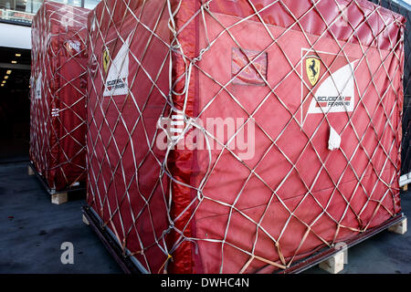 Melbourne, Victoria, Australien. 9. März 2014. 9. März 2014: Container, die Zugehörigkeit zu der Scuderia Ferrari team warten auf die 2014 Australian Formula One Grand Prix im Albert Park in Melbourne, Australien ausgepackt werden. Sydney Low/Cal Sport Media/Alamy Live-Nachrichten Stockfoto