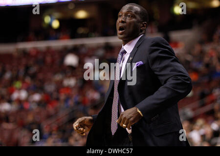 Philadelphia, Pennsylvania, USA. 8. März 2014. 8. März 2014: Utah Jazz Trainer Tyrone Corbin reagiert während der NBA-Spiel zwischen den Utah Jazz und die Philadelphia 76ers im Wells Fargo Center in Philadelphia, Pennsylvania. Die Jazz gewann 104-92. (Christopher Szagola/Cal Sport Media) Stockfoto