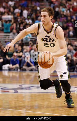 Philadelphia, Pennsylvania, USA. 8. März 2014. 8. März 2014: Utah Jazz shooting guard Gordon Hayward (20) in Aktion während der NBA-Spiel zwischen den Utah Jazz und die Philadelphia 76ers im Wells Fargo Center in Philadelphia, Pennsylvania. Die Jazz gewann 104-92. (Christopher Szagola/Cal Sport Media) Stockfoto