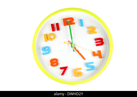 Bunte Uhr in Zeit von 05:00 auf weißem Hintergrund zu erzählen. Stockfoto