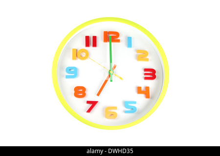 Bunte Uhr in Zeit von 07:00 auf weißem Hintergrund zu erzählen. Stockfoto