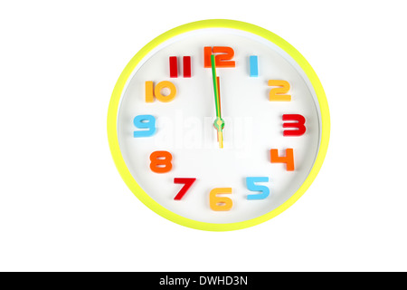 Bunte Uhr Uhrzeit 12:00 auf weißem Hintergrund. Stockfoto