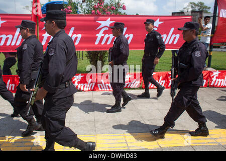 San Salvador, El Salvador. 8. März 2014. Mitglieder der nationalen Zivilpolizei sind am International Center of Fairs und Konventionen (CIFCO, für seine spanische Abkürzung), vor der zweiten Runde der Präsidentschaftswahlen in San Salvador, Hauptstadt von El Salvador, 8. März 2014. © Luis Echeverria/Xinhua/Alamy Live-Nachrichten Stockfoto