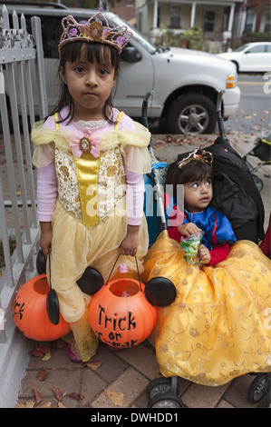 Halloween Trick oder Treaters im Kensington Abschnitt von Brooklyn, NY, 2013. Hispanische Schwestern als Prinzessinnen verkleidet. Stockfoto