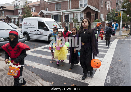 Halloween Trick oder Treaters im Kensington Abschnitt von Brooklyn, NY, 2013. Stockfoto