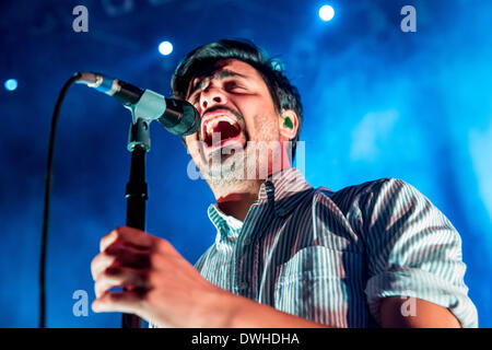 Detroit, Michigan, USA. 8. März 2014. SAMEER GADHIAR der Sänger der Band Young The Giant Durchführung der Geist über Materie Tour in The Fillmore Theater in Detroit, MI am 8. März 2014 führen Credit: Marc Nader/ZUMA Wire/ZUMAPRESS.com/Alamy Live News Stockfoto