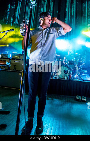 Detroit, Michigan, USA. 8. März 2014. SAMEER GADHIAR der Sänger der Band Young The Giant Durchführung der Geist über Materie Tour in The Fillmore Theater in Detroit, MI am 8. März 2014 führen Credit: Marc Nader/ZUMA Wire/ZUMAPRESS.com/Alamy Live News Stockfoto