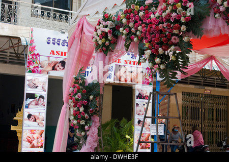 Ein Blumenarrangement synthetische Blumen ist ein Hochzeitszelt in der Nähe ein Massagesalon in Kampong Cham, Kambodscha beigefügt. Stockfoto