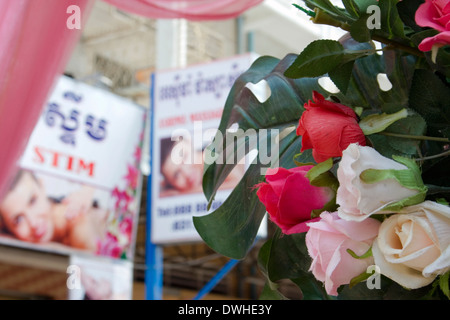 Ein Blumenarrangement synthetische Blumen ist ein Hochzeitszelt in der Nähe ein Massagesalon in Kampong Cham, Kambodscha beigefügt. Stockfoto