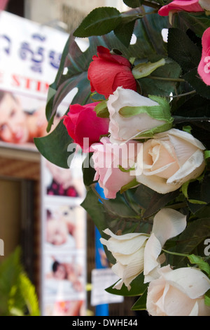 Ein Blumenarrangement synthetische Blumen ist ein Hochzeitszelt in der Nähe ein Massagesalon in Kampong Cham, Kambodscha beigefügt. Stockfoto