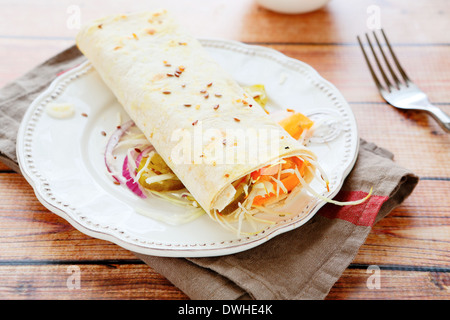 Salat in Fladenbrot essen Nahaufnahme gewickelt Stockfoto