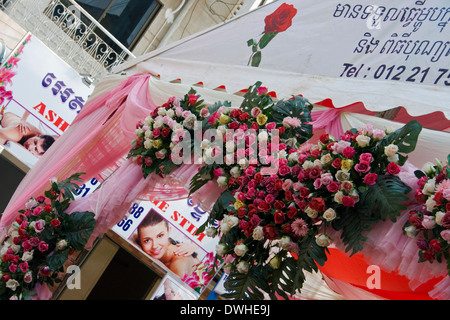 Ein Blumenarrangement synthetische Blumen ist ein Hochzeitszelt in der Nähe ein Massagesalon in Kampong Cham, Kambodscha beigefügt. Stockfoto