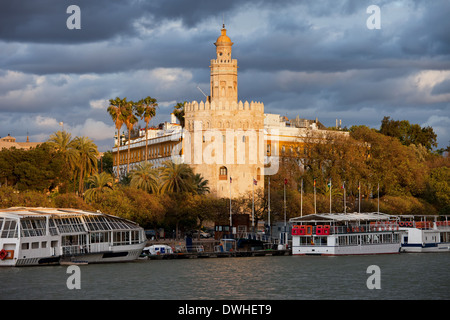 Goldener Turm (Spanisch: Torre del Oro) von Sevilla in Spanien bei Sonnenuntergang. Stockfoto