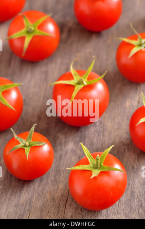 Reife Kirschtomaten auf altem Holz Stockfoto