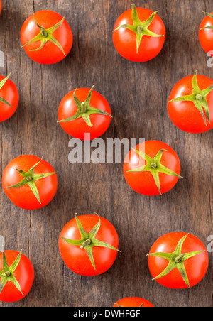 Reife Kirschtomaten auf altem Holz Stockfoto