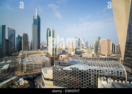 Kuwait-Stadt, moderne Skyline und zentraler Geschäftsbezirk, erhöht, Ansicht Stockfoto