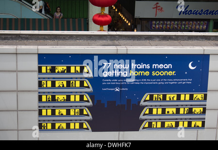 Singapur-u-Bahn-Schild in der Nähe von Bahnhof Stockfoto