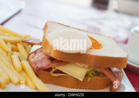 Sandwich mit Ei-Pommes-frites Stockfoto