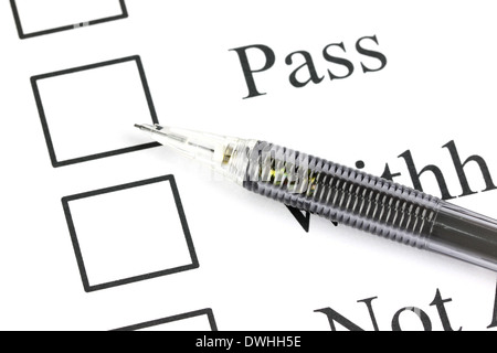 Closeup mechanischen Bleistift Punkt zu Kontrollkästchen Pass Textes. Stockfoto