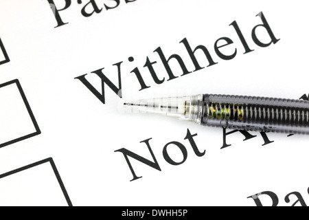 Closeup mechanischen Bleistift darauf Checkbox Withheld Text. Stockfoto