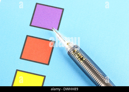 Closeup mechanischen Bleistift darauf lila Kästchen auf blauem Hintergrund. Stockfoto