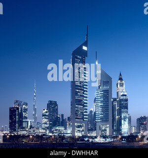 Abends Blick auf Skyline von Finanz- und Wirtschaft von Dubai in Vereinigte Arabische Emirate Stockfoto