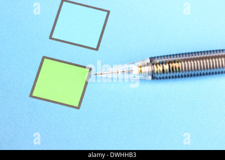 Closeup mechanischen Bleistift Punkt grün Checkbox auf blauem Hintergrund. Stockfoto