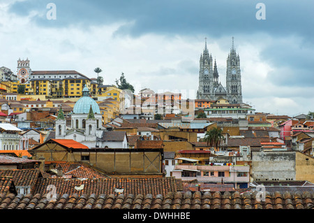 Quito - Basilika del Voto Nacional Stockfoto