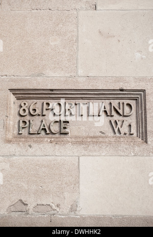 Straßenname und Adresse arbeiteten in der Portland-Stein-Fassade der 86 Portland Place, London, england Stockfoto