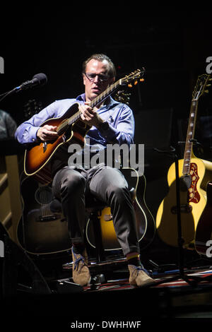 Mailand Italien. 8. März 2014. Der amerikanische Blues-Rock-Gitarrist und Sänger JOE BONAMASSA live am Teatro Degli Arcimboldi während durchführen "Immer auf der Straße World Tour 2014" Credit: Rodolfo weitertransferiert/Alamy Live News Stockfoto