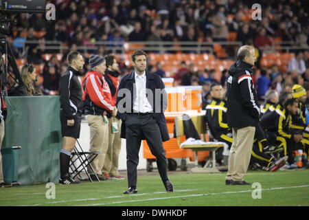 Washington DC, USA. 8. März 2014. RFK Stadium, DC United eröffnet die Saison gegen Columbus Crew. Columbus Crew besiegt DC United 3-0. Tore von Columbus Crew Frederico Higuain #10 (zwei Tore) & Jairo Arrietto #19. Bildnachweis: Khamp Sykhammountry/Alamy Live-Nachrichten Stockfoto