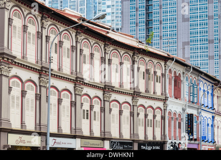 Bunte renovierten Shophouses Kontrast mit Wolkenkratzer in Singapur Stockfoto