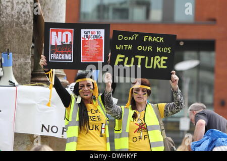 Manchester, UK. 9. März 2014. Rund 1000 Menschen marschierten durch die Innenstadt von Manchester gegen die umstrittene Methode des hydraulic fracturing, ein Verfahren entwickelt, um Gas aus engen Geologie zu extrahieren. Die durch Frack kostenlos mehr Manchester (FFGM) organisierte Demonstration gegen Fracking in Greater Manchester, oder sonstwo hieß, und wurde als eine Botschaft der Solidatity mit den Campern an Barton Moss in Salford, wo Bohren im Oktober 2013 begann. Die Grundstückseigentümer in Barton Moss startete vor kurzem Klage um das Lager zu vertreiben. Bildnachweis: Christopher Middleton/Alamy Live-Nachrichten Stockfoto