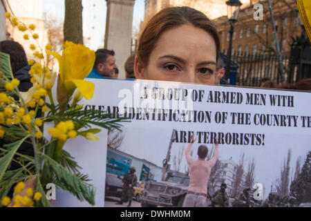 London, UK. 8. März 2014. Dutzende der Ukrainer und ihre Anhänger, einige russische weiter ihren Protest gegen Russlands "Invasion" der Krim, drängen Premierminister David Cameron zu mehr Selbstbewusstsein in Putin seine Truppen abziehen und erkennen die Regierung, die das Regime Janukowitsch ersetzt bekommen. Bildnachweis: Paul Davey/Alamy Live-Nachrichten Stockfoto