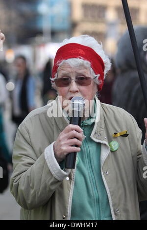 Manchester, UK. 9. März 2014. Rund 1000 Menschen marschierten durch die Innenstadt von Manchester gegen die umstrittene Methode des hydraulic fracturing, ein Verfahren entwickelt, um Gas aus engen Geologie zu extrahieren. Die durch Frack kostenlos mehr Manchester (FFGM) organisierte Demonstration gegen Fracking in Greater Manchester, oder sonstwo hieß, und wurde als eine Botschaft der Solidatity mit den Campern an Barton Moss in Salford, wo Bohren im Oktober 2013 begann. Die Grundstückseigentümer in Barton Moss startete vor kurzem Klage um das Lager zu vertreiben. Bildnachweis: Christopher Middleton/Alamy Live-Nachrichten Stockfoto