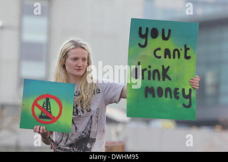 Manchester, UK. 9. März 2014. Rund 1000 Menschen marschierten durch die Innenstadt von Manchester gegen die umstrittene Methode des hydraulic fracturing, ein Verfahren entwickelt, um Gas aus engen Geologie zu extrahieren. Die durch Frack kostenlos mehr Manchester (FFGM) organisierte Demonstration gegen Fracking in Greater Manchester, oder sonstwo hieß, und wurde als eine Botschaft der Solidatity mit den Campern an Barton Moss in Salford, wo Bohren im Oktober 2013 begann. Die Grundstückseigentümer in Barton Moss startete vor kurzem Klage um das Lager zu vertreiben. Bildnachweis: Christopher Middleton/Alamy Live-Nachrichten Stockfoto