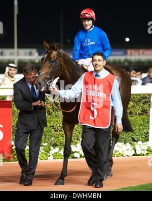 Dubai, Vereinigte Arabische Emirate. 8. März 2014. Hervorragende Ergebnis und Kieren Fallon kommen wieder in den Ring Parade nach Sieg in Rennen 6, das Dubai City of Gold für Besitzer Godolphin. Bildnachweis: Tom Morgan/Alamy Live-Nachrichten Stockfoto