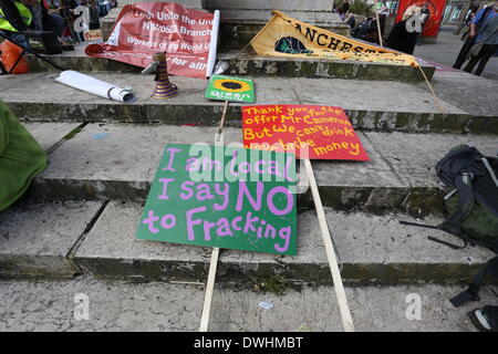 Manchester, UK. 9. März 2014. Rund 1000 Menschen marschierten durch die Innenstadt von Manchester gegen die umstrittene Methode des hydraulic fracturing, ein Verfahren entwickelt, um Gas aus engen Geologie zu extrahieren. Die durch Frack kostenlos mehr Manchester (FFGM) organisierte Demonstration gegen Fracking in Greater Manchester, oder sonstwo hieß, und wurde als eine Botschaft der Solidatity mit den Campern an Barton Moss in Salford, wo Bohren im Oktober 2013 begann. Die Grundstückseigentümer in Barton Moss startete vor kurzem Klage um das Lager zu vertreiben. Bildnachweis: Christopher Middleton/Alamy Live-Nachrichten Stockfoto