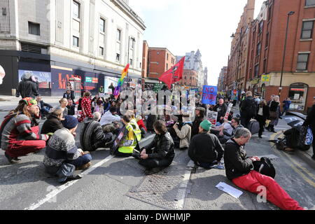 Manchester, UK. 9. März 2014. Rund 1000 Menschen marschierten durch die Innenstadt von Manchester gegen die umstrittene Methode des hydraulic fracturing, ein Verfahren entwickelt, um Gas aus engen Geologie zu extrahieren. Die durch Frack kostenlos mehr Manchester (FFGM) organisierte Demonstration gegen Fracking in Greater Manchester, oder sonstwo hieß, und wurde als eine Botschaft der Solidatity mit den Campern an Barton Moss in Salford, wo Bohren im Oktober 2013 begann. Die Grundstückseigentümer in Barton Moss startete vor kurzem Klage um das Lager zu vertreiben. Bildnachweis: Christopher Middleton/Alamy Live-Nachrichten Stockfoto