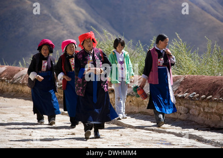 Lokalen tibetischen Volkes an das Kloster Ganden in Tibet autonome Region von China. Stockfoto