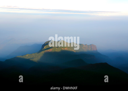 Am frühen Morgen Schatten des Adam's Peak (Sri Pada) über die umliegenden Berge Stockfoto